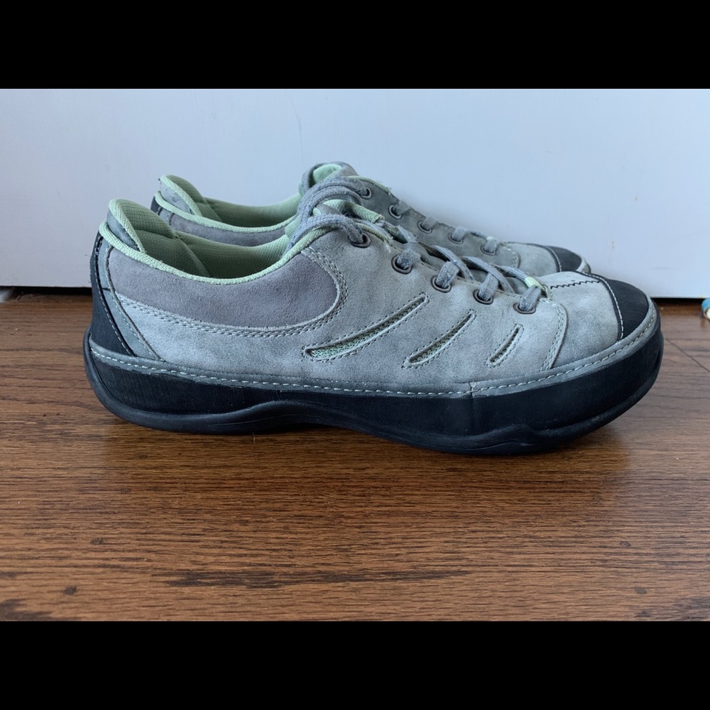 Women’s Ahnu Hiking Shoes, US Size 11